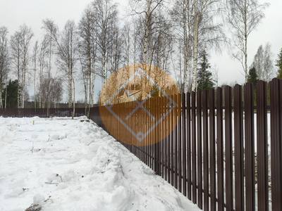 Забор из шахматного евроштакетника с металлическими столбами (с просечкой)