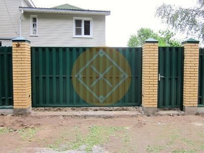 Шахматный забор с калиткой и воротами автоматическими
