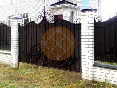 Забор и распашные ворота с элементами ковки