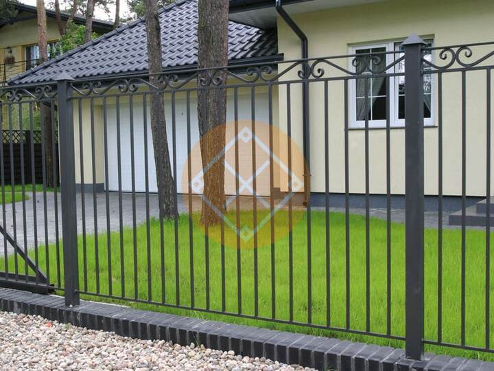 металлический забор с откатными автоматическими воротами