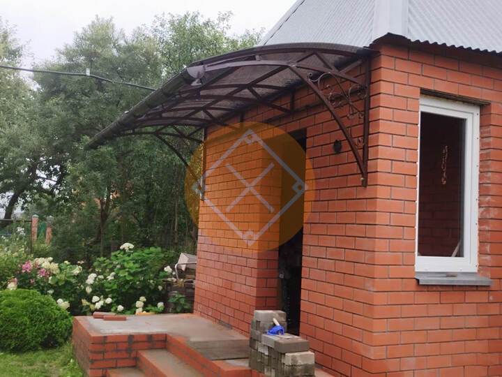 полуарочный козырек из профилированного поликарбоната