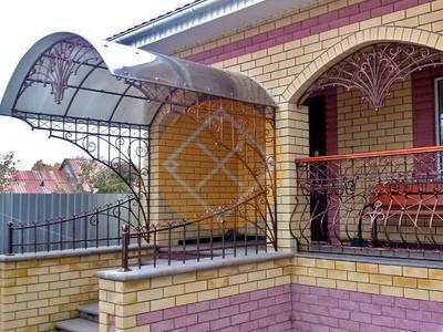 Металлический козырек с коваными элементами
