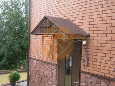 Козырек с двускатной крышей к дому