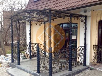 Навес с коваными элементами и монолитным поликарбонатом