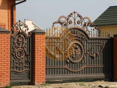 Откатные ворота с коваными элементами и калиткой