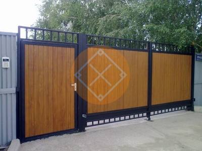Ворота с распашными створками и калиткой из штакетника